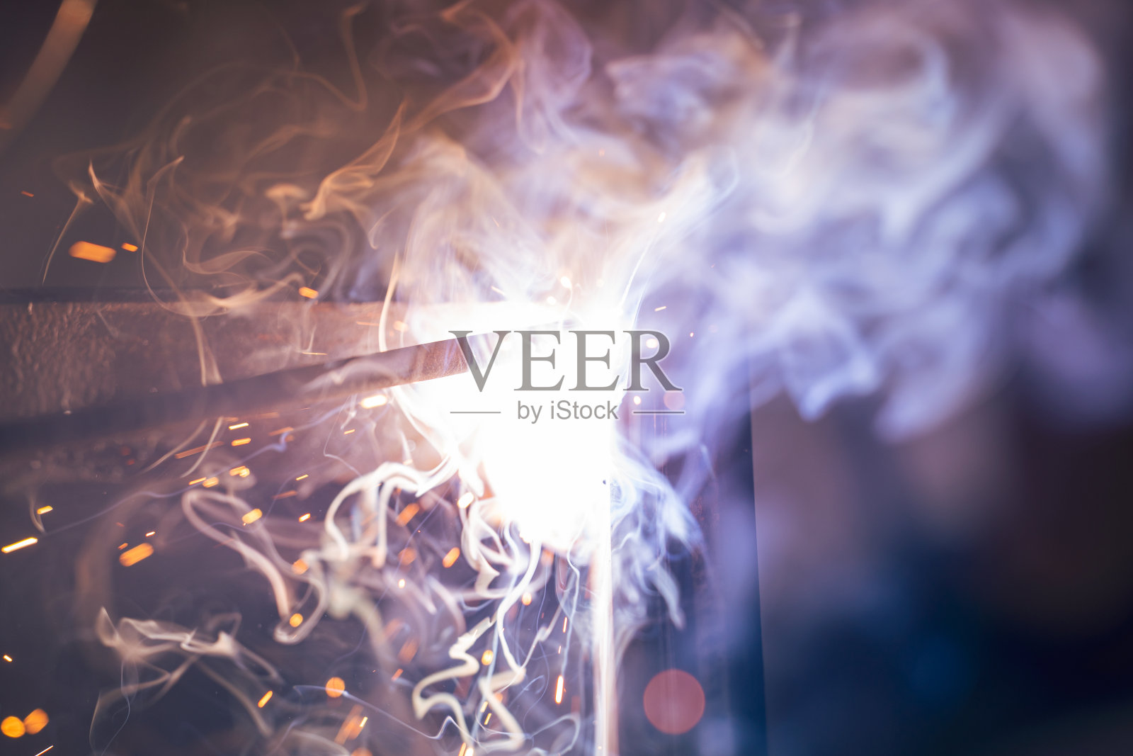 电弧在电极和金属之间的明亮的电弧闪光电弧焊照片摄影图片