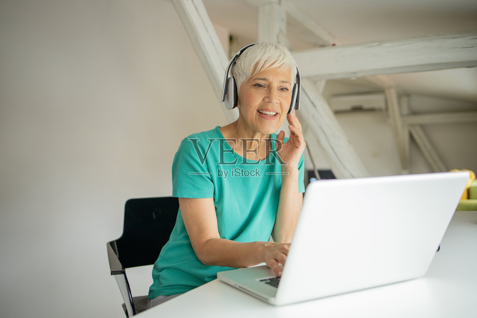 在家工作的女性照片摄影图片