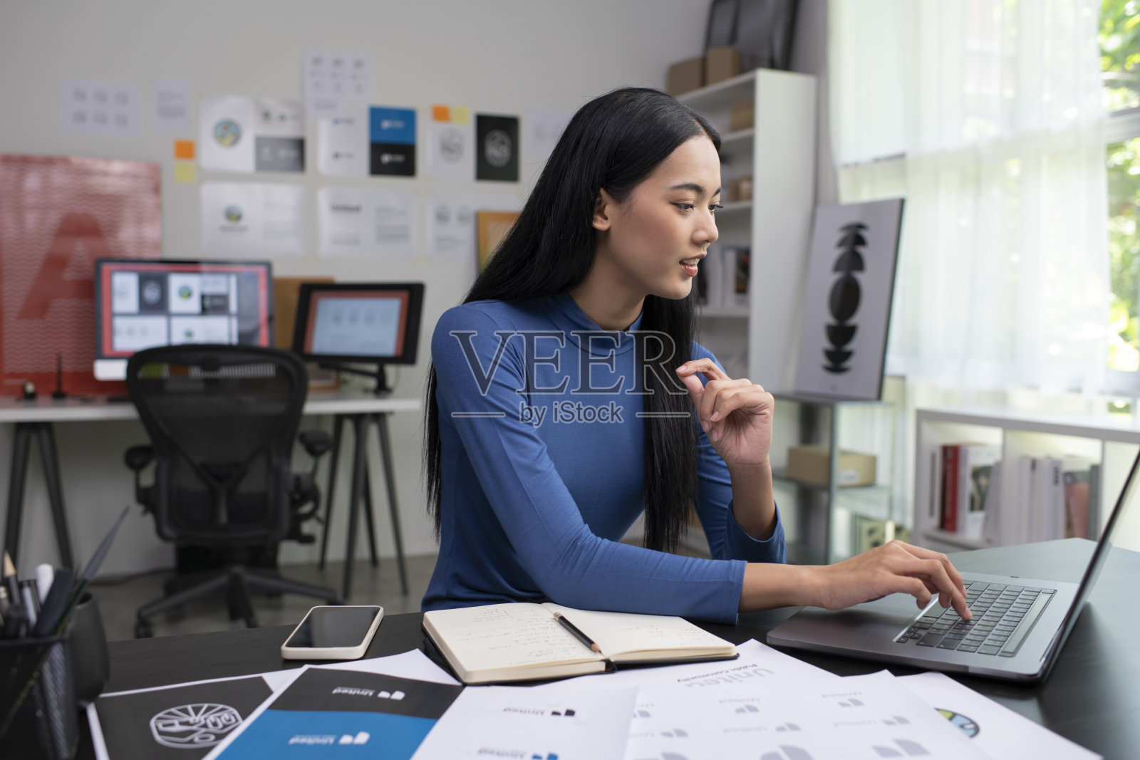 亚洲女性平面设计师在办公室工作。艺术家创意设计师插画图形技能概念。照片摄影图片