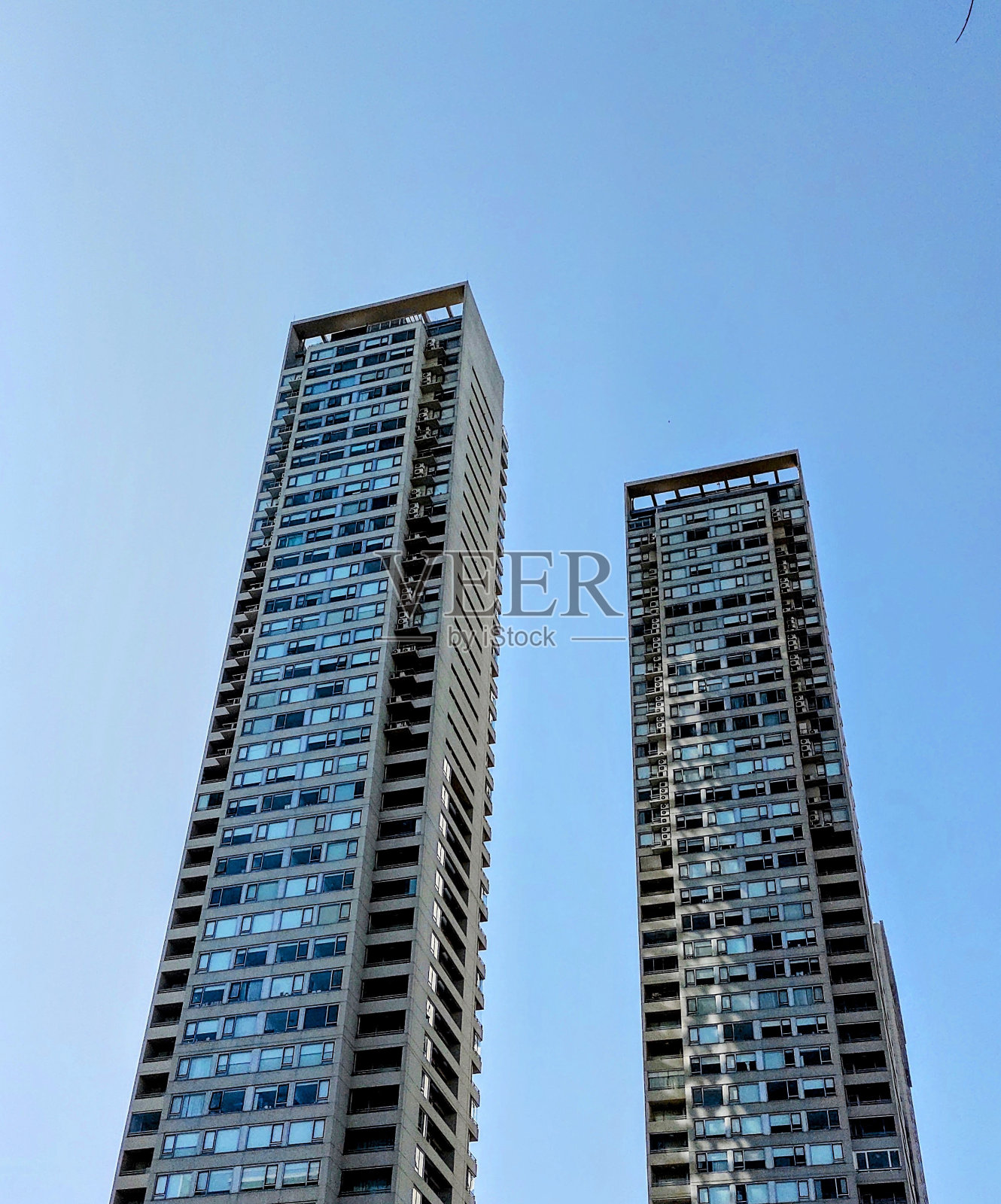 蓝天下现代建筑的低视角照片摄影图片