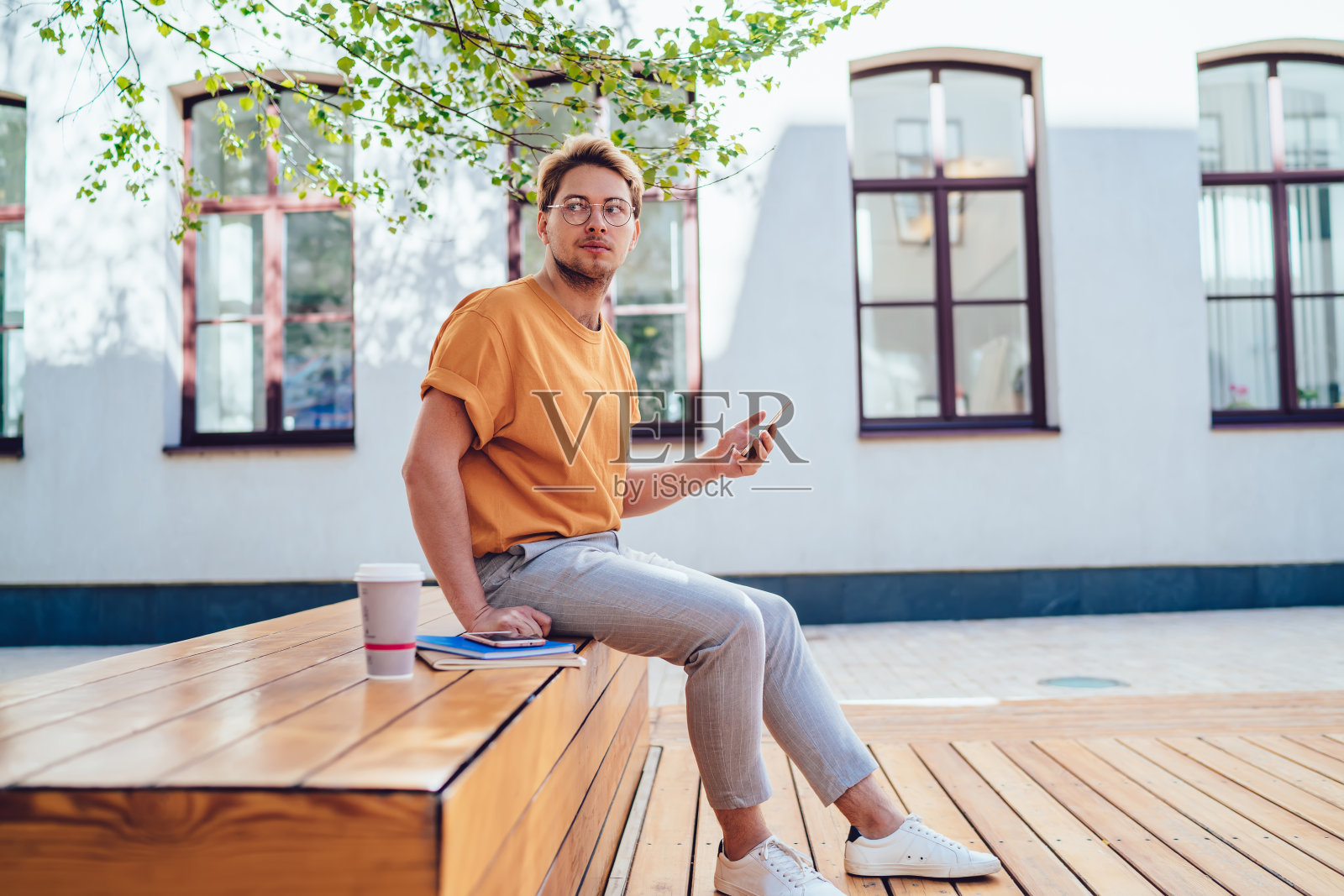 年轻的潮人在街上浏览手机照片摄影图片