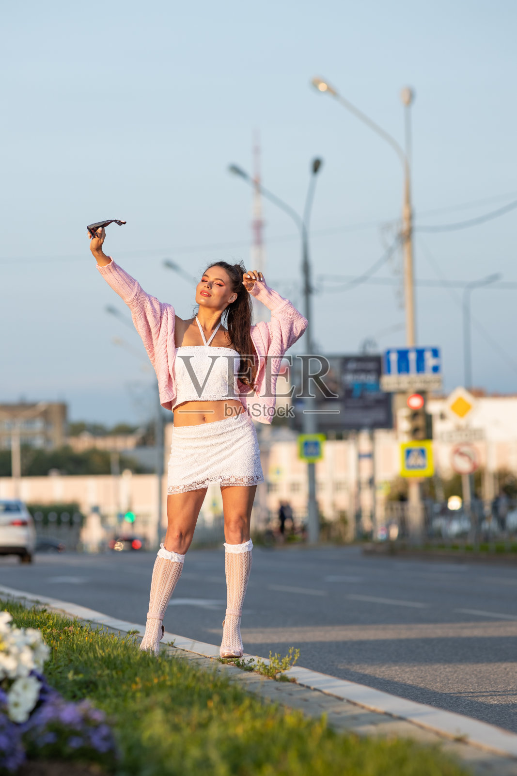 美丽的女人在欧洲旅行。照片摄影图片