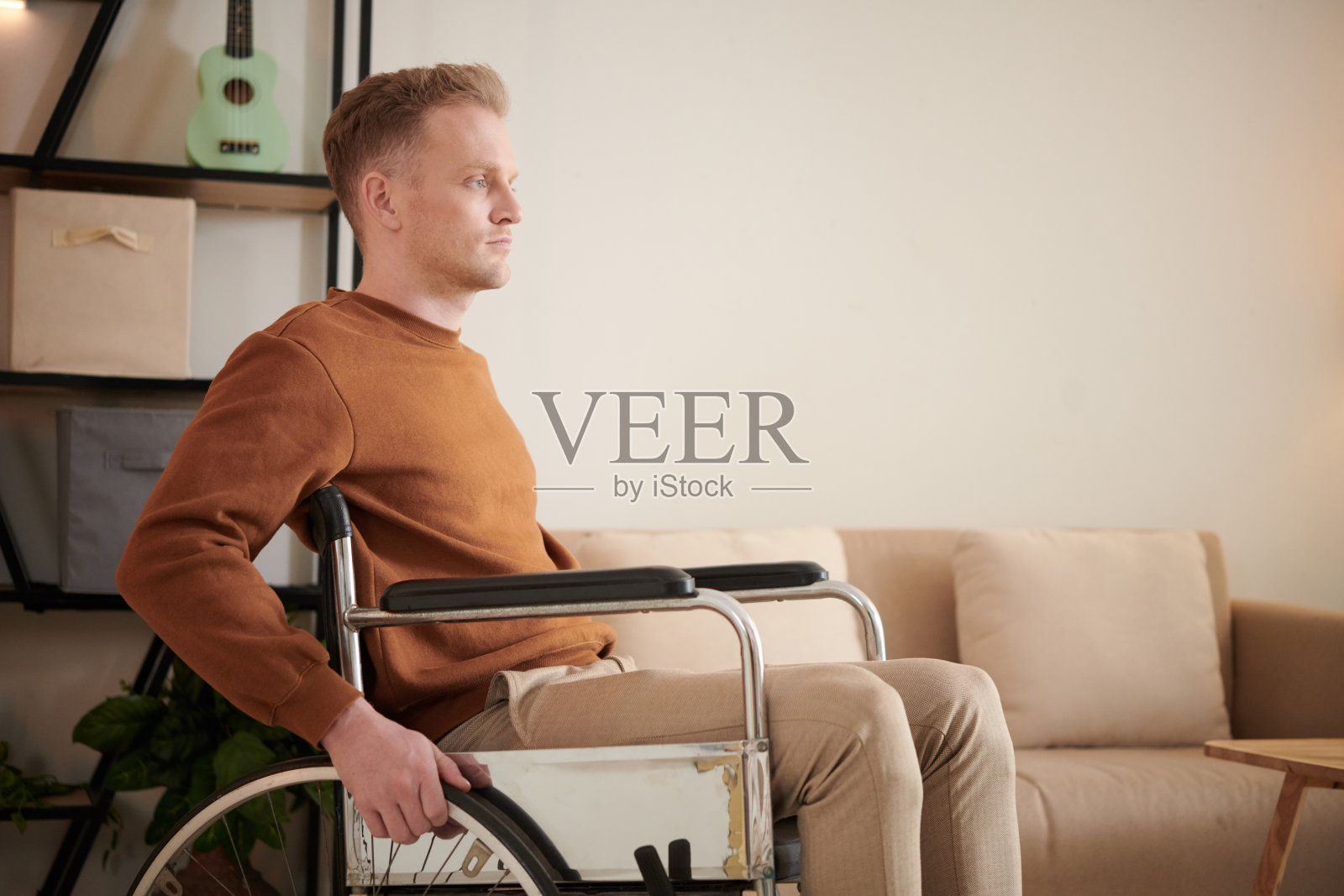 残疾人搬家照片摄影图片