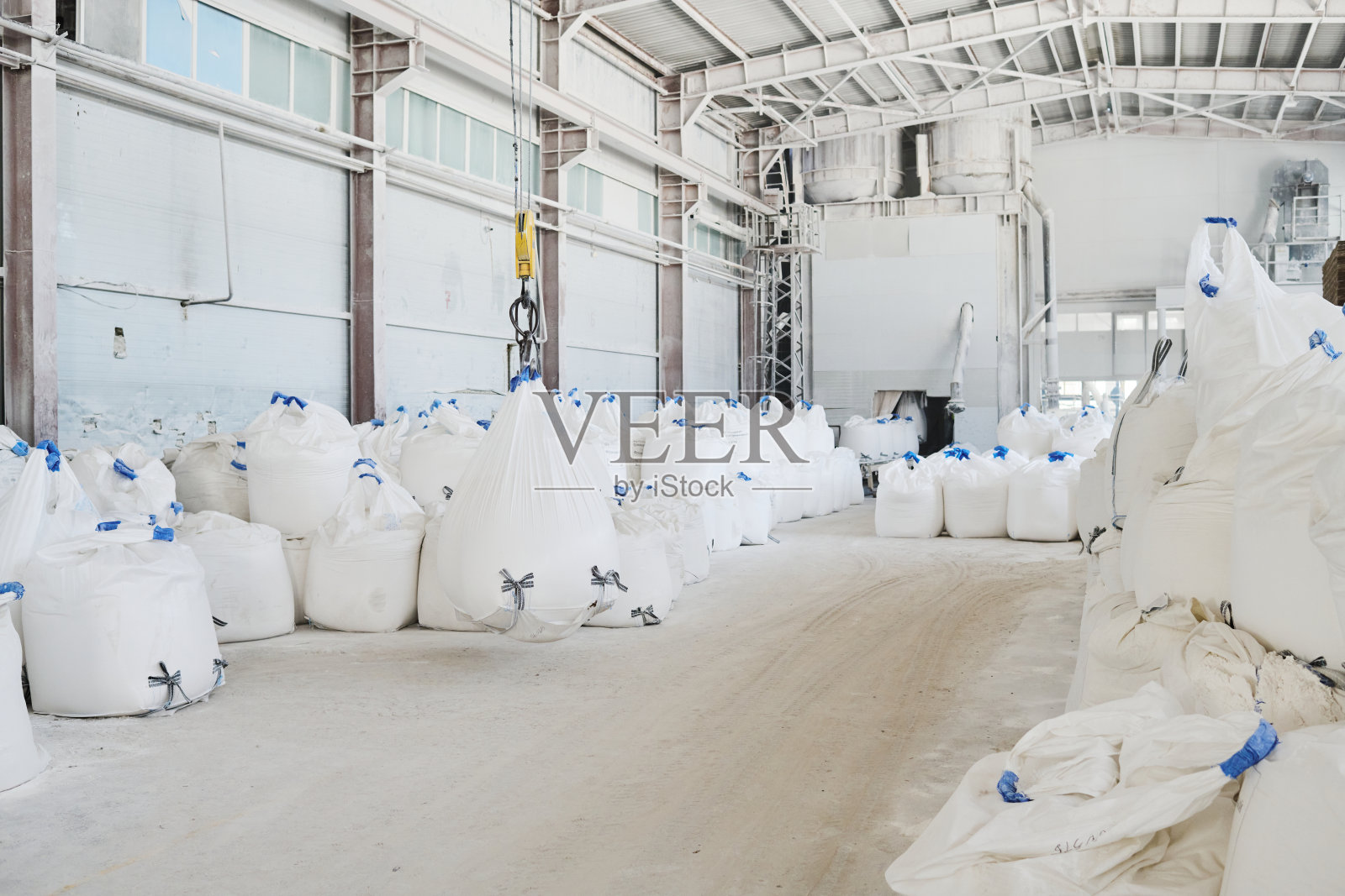 宽敞的工业厂房或现代工厂的车间,有成堆的大麻袋照片摄影图片