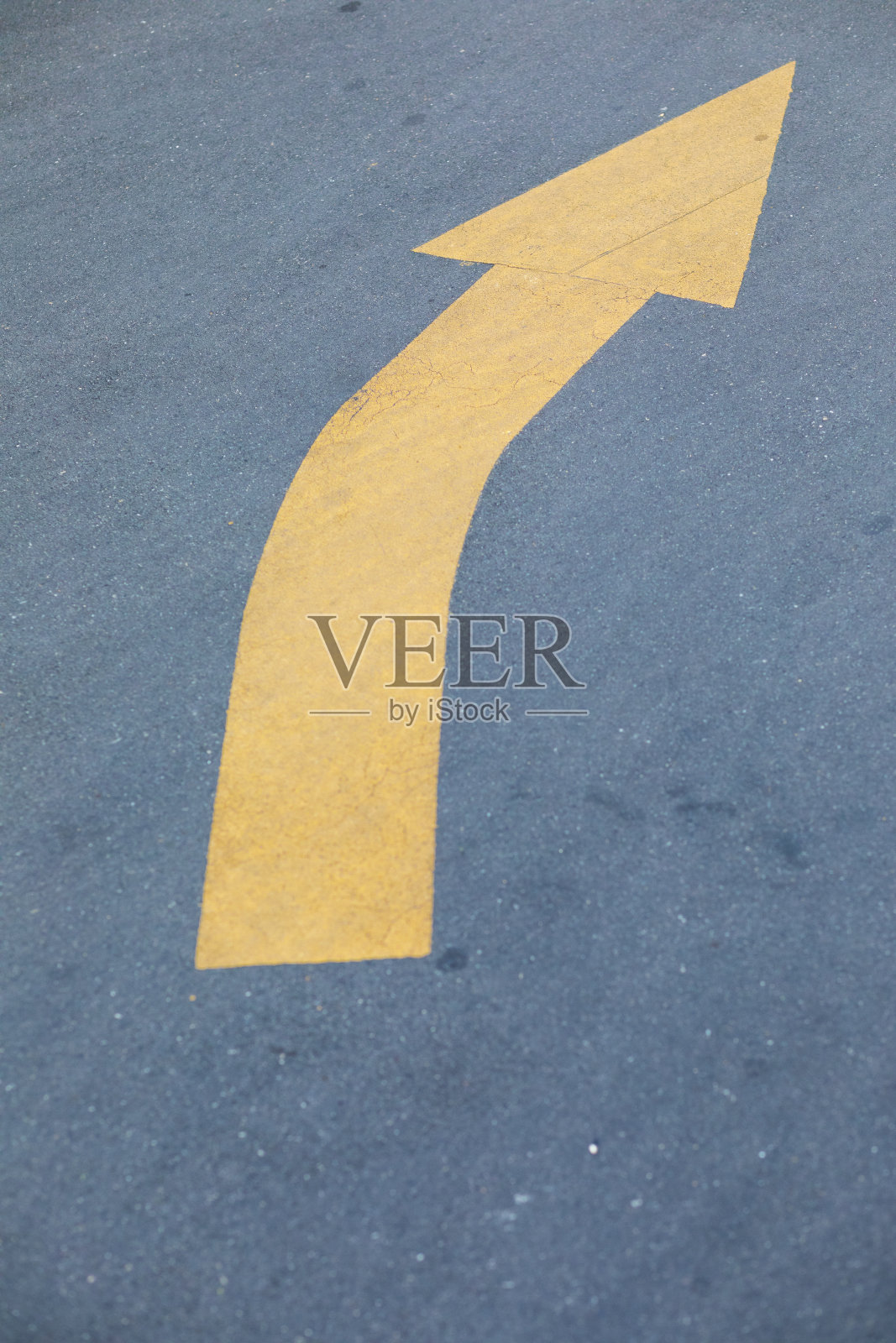 街道上有黄色箭头标志照片摄影图片