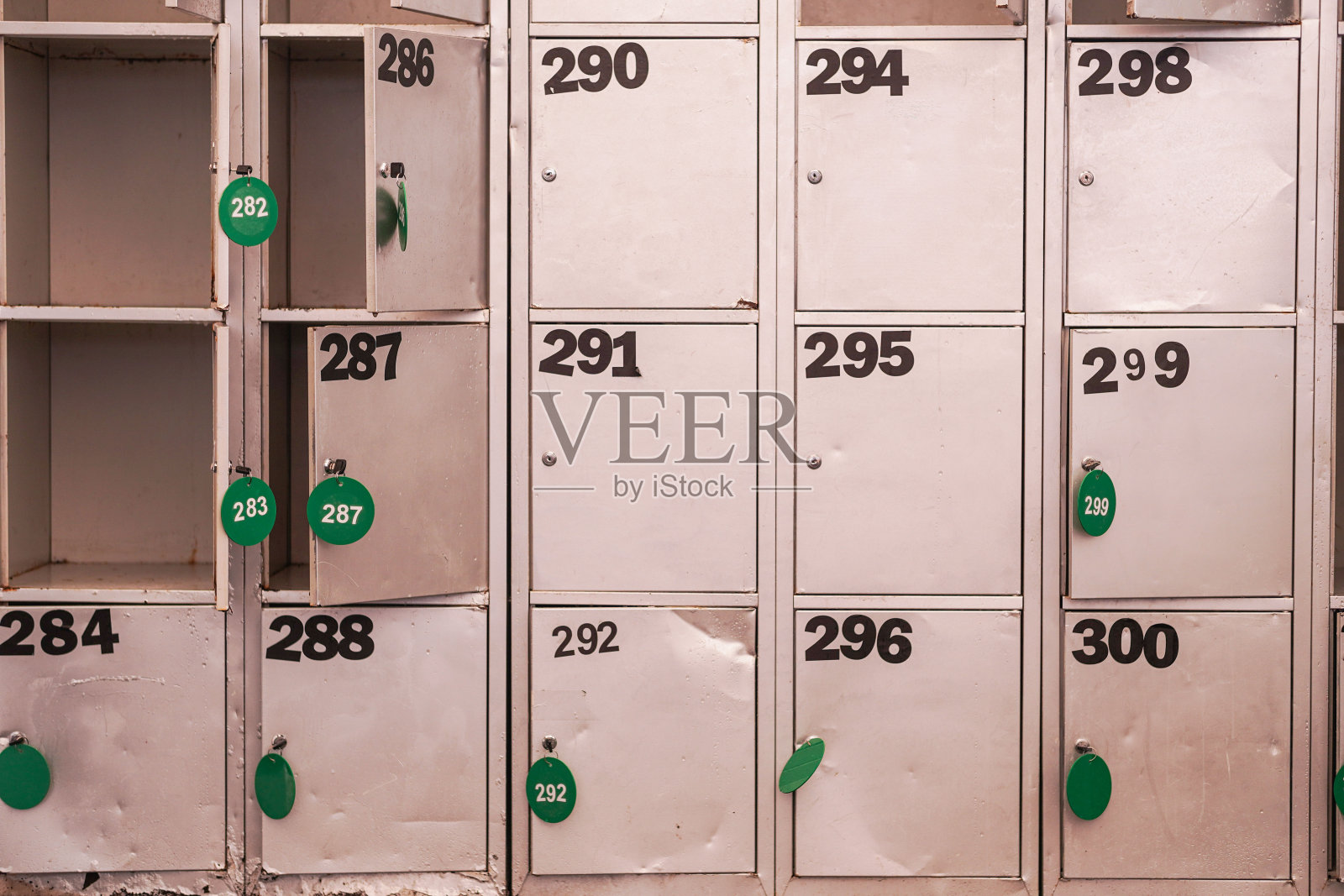 旧灰色金属储物柜。照片摄影图片