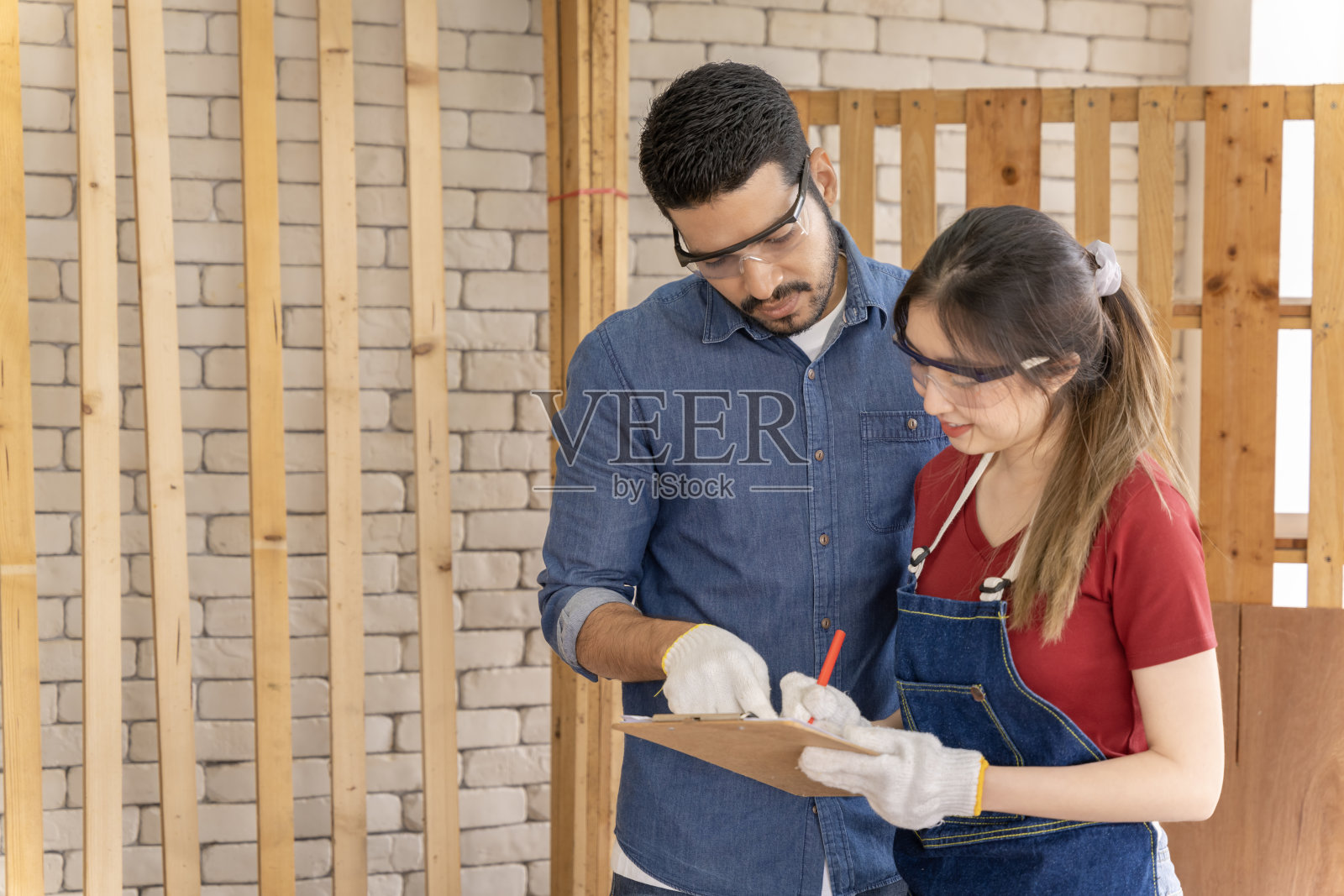 亚洲夫妇一起设计和建造他们梦想中的家园、概念、室内设计和爱人。照片摄影图片