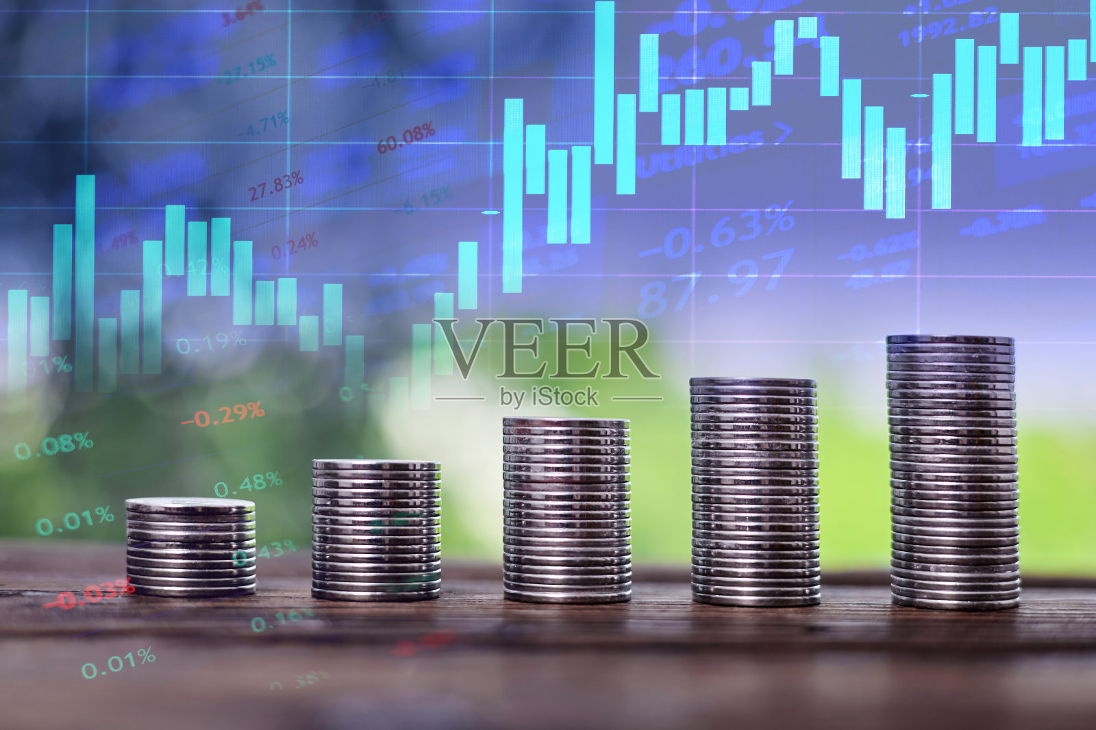 成堆的硬币和上升的股票市场图表作为一个投资和储蓄的概念照片摄影图片