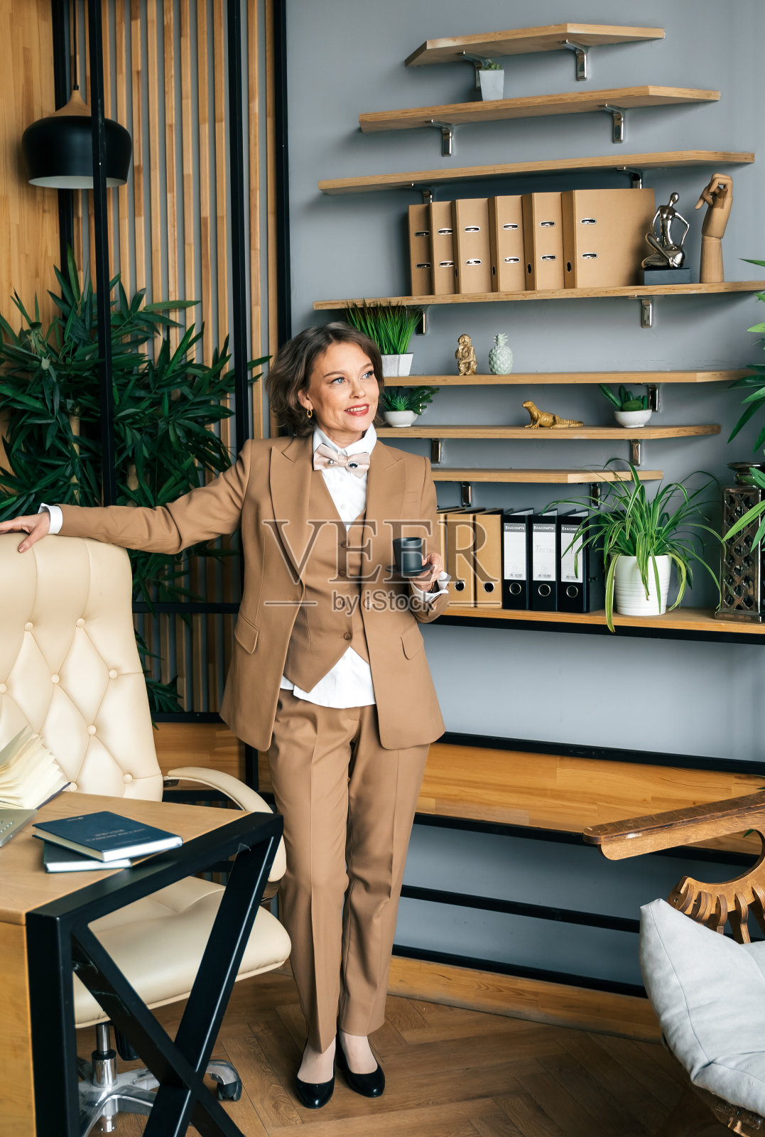 自信时尚成熟的中老年在职女性。总经理、首席执行官。年长的资深女商人,60多岁的西装女士,执行商业领袖。企业家的事业。银行会计工作照片摄影图片