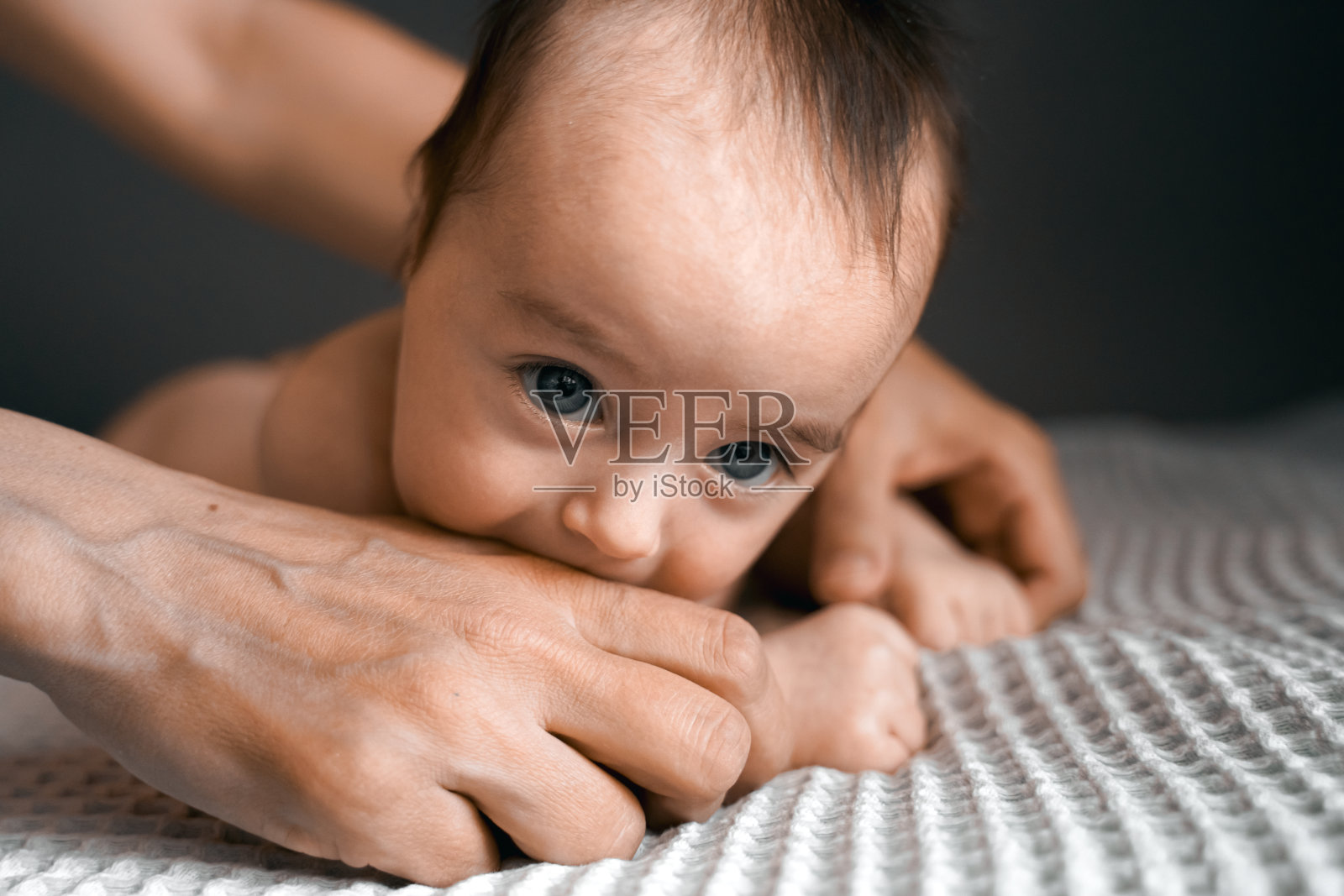 妈妈,妈妈,年轻的妈妈带着年幼的女儿。妈妈亲吻和拥抱孩子。新生儿可爱快乐的女孩在女人手中微笑。家有父母幸福。年迈的父母,为人父母,为人母照片摄影图片