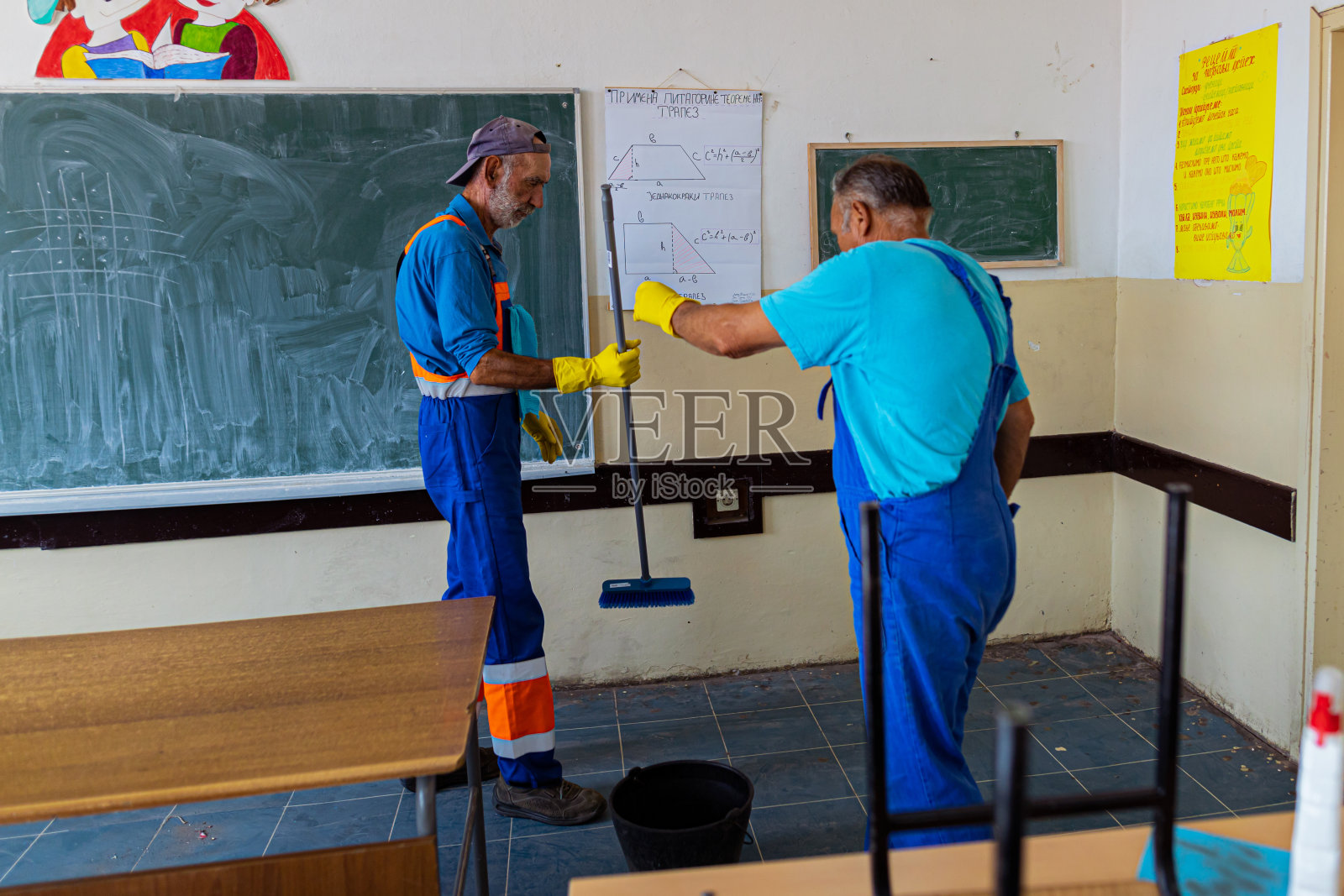 教室里的学校管理员照片摄影图片