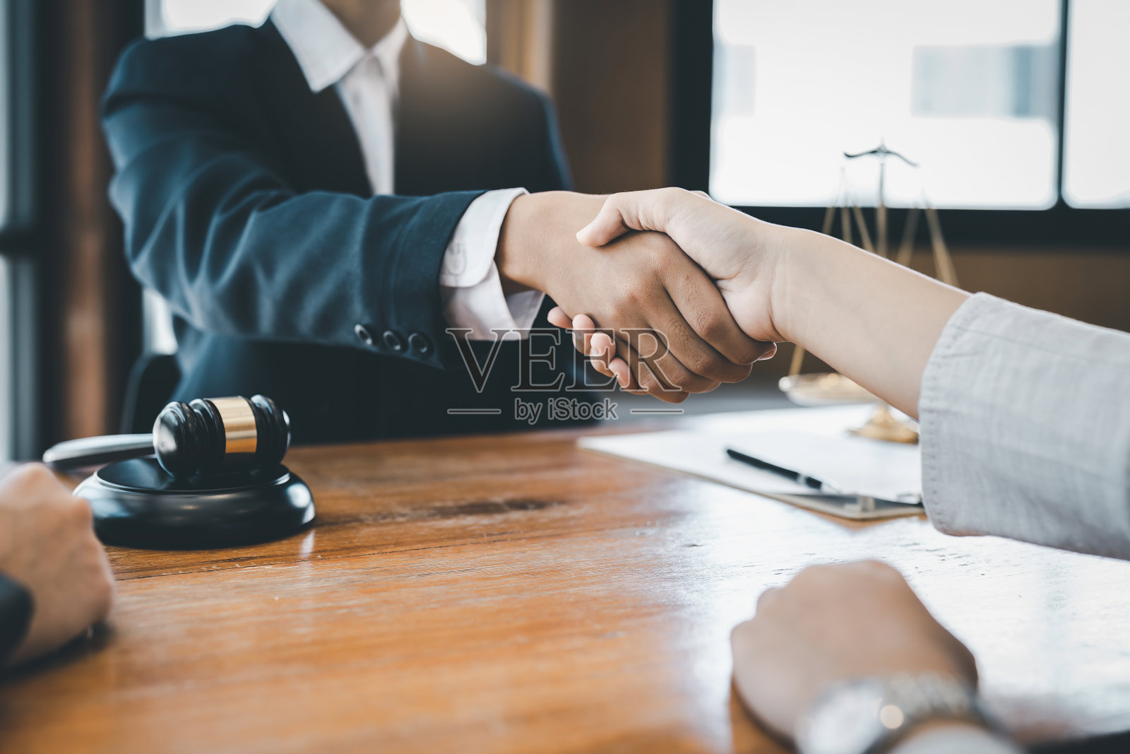 业务团队和律师握手后讨论协议合同。法律、法律服务、咨询、司法理念照片摄影图片