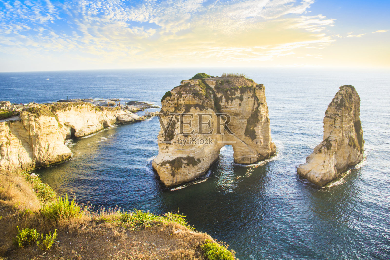 贝鲁特市中心长廊上的鸽子岩照片摄影图片