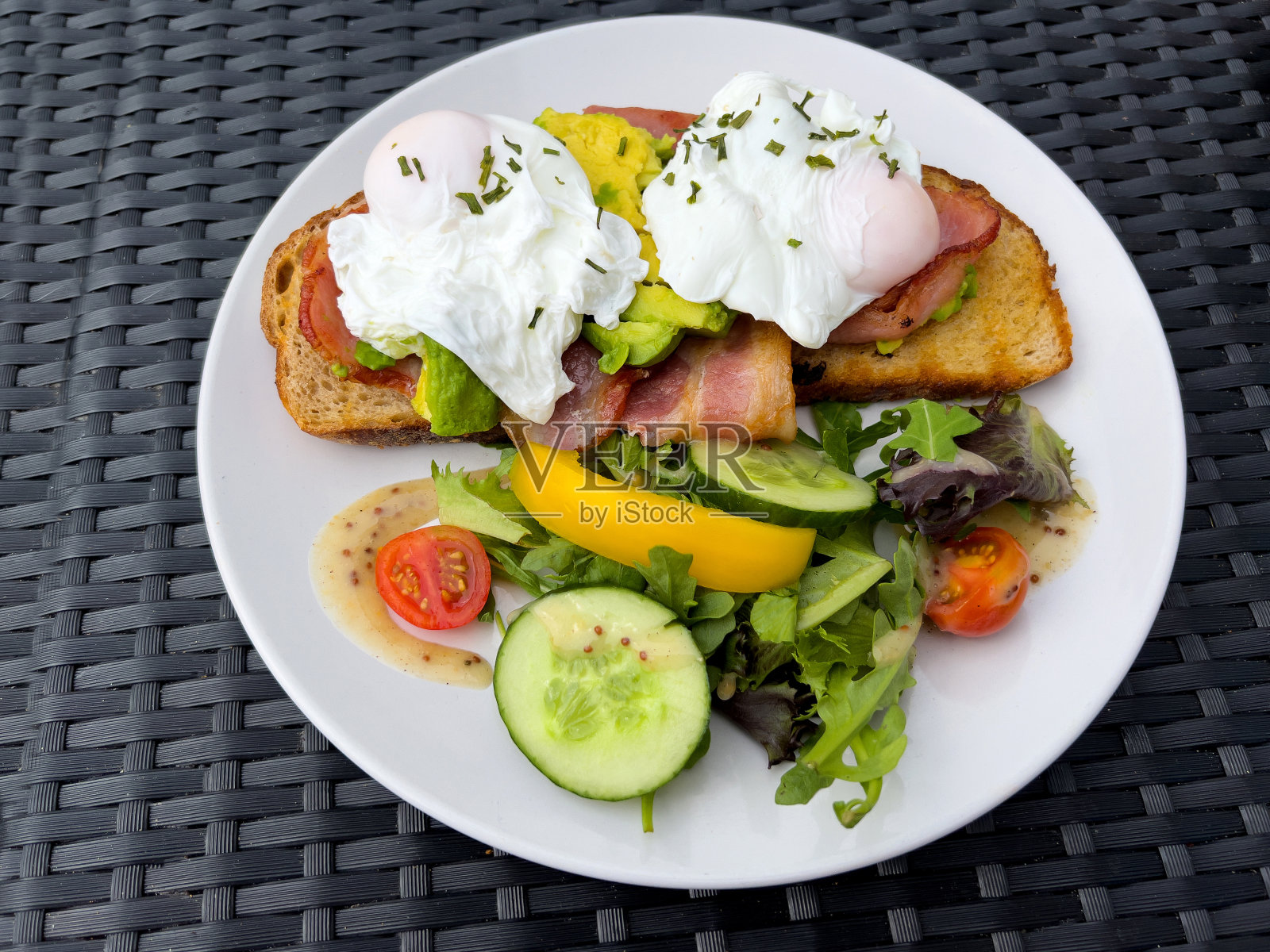 健康早餐配牛油果碎照片摄影图片