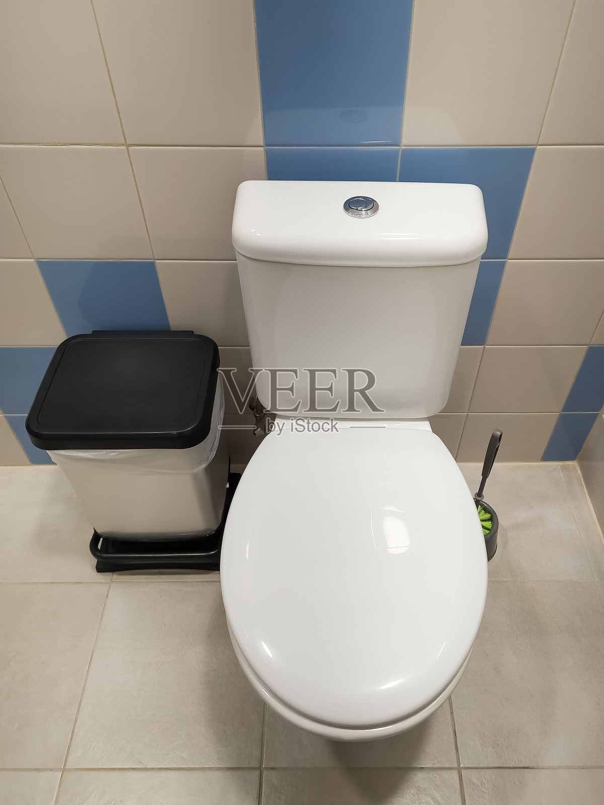 浴室里的白色封闭式抽水马桶。照片摄影图片