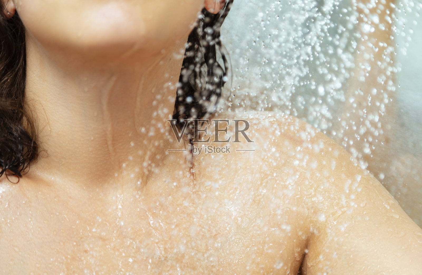 洗热水澡的女人照片摄影图片