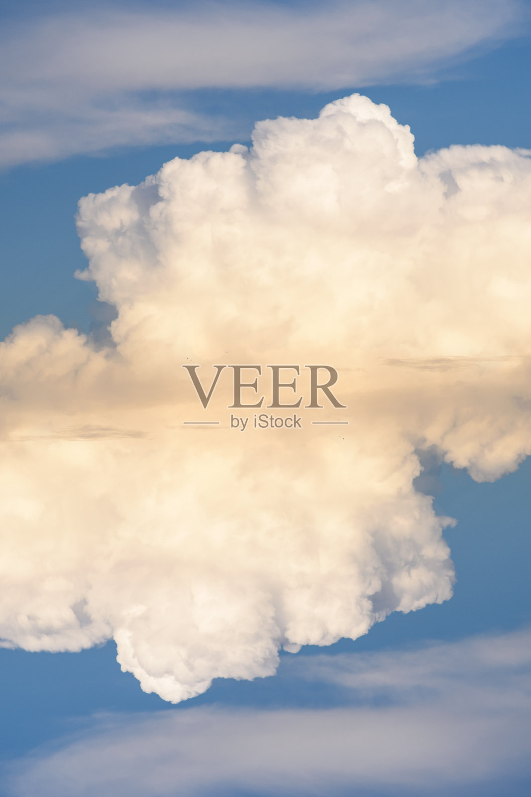 早晨的天空有云,晚上的天空有云。照片摄影图片