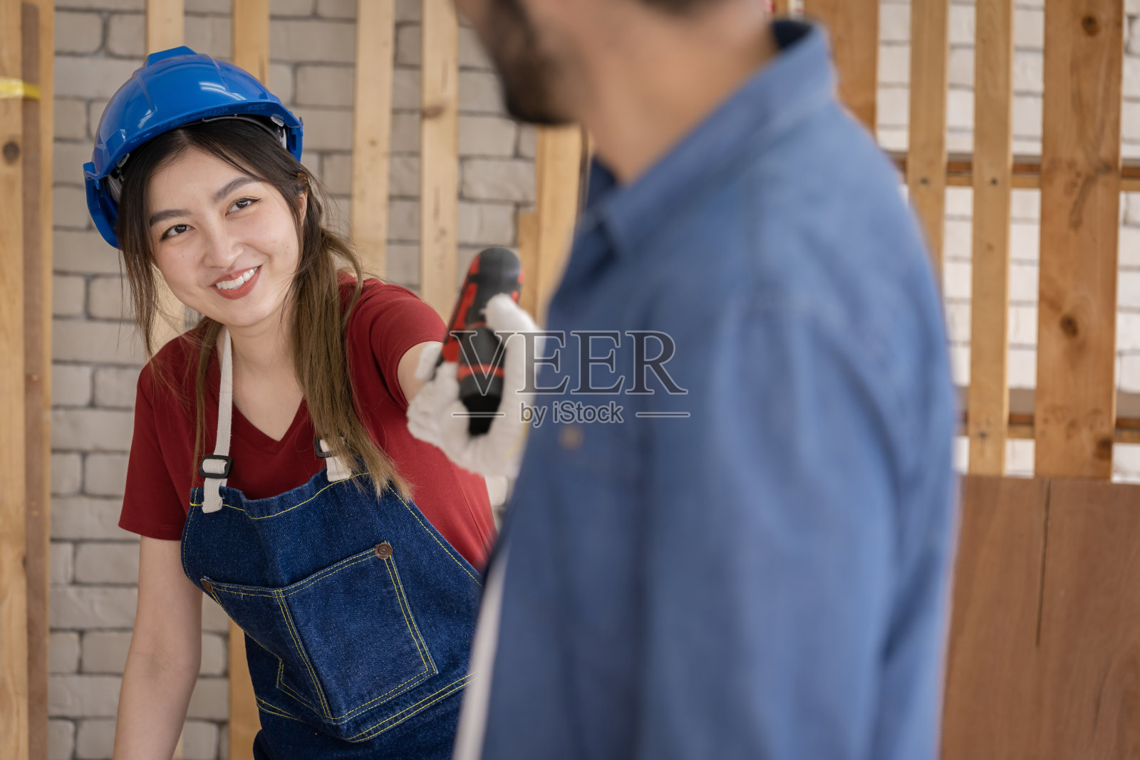 亚洲夫妇一起设计和建造他们梦想中的家园、概念、室内设计和爱人。照片摄影图片