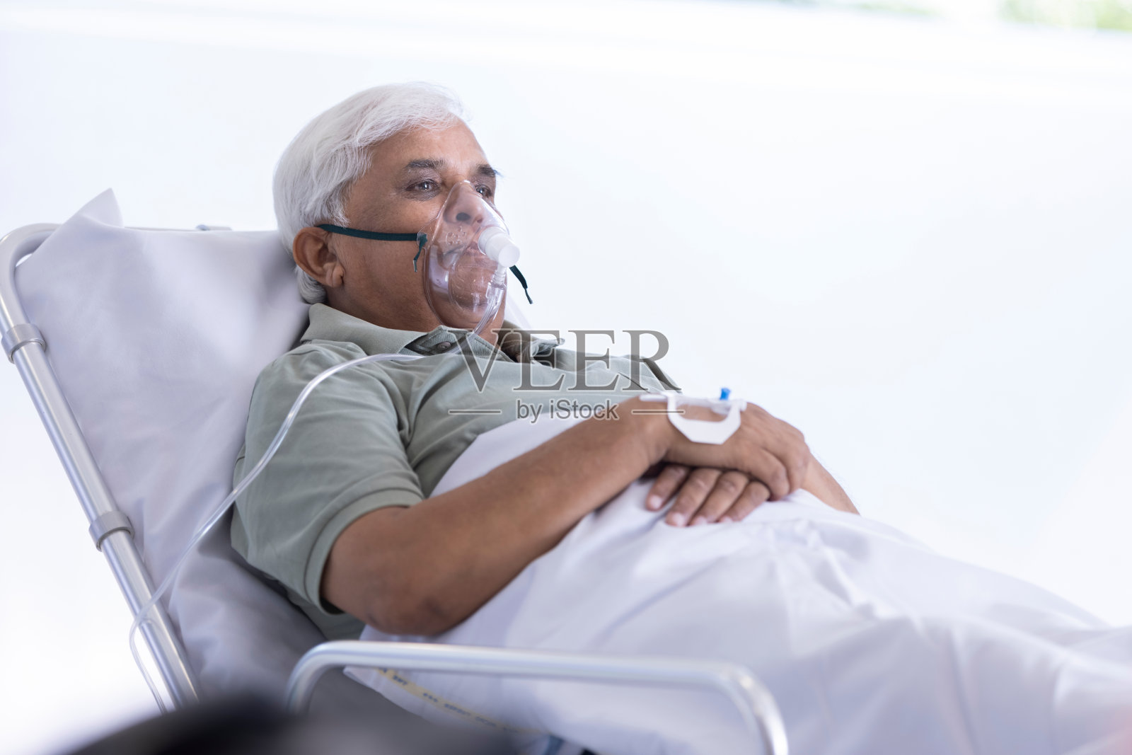 戴着氧气面罩的男子在医院照片摄影图片