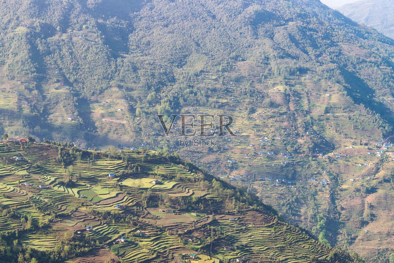 Kharikhola村梯田的鸟瞰图照片摄影图片