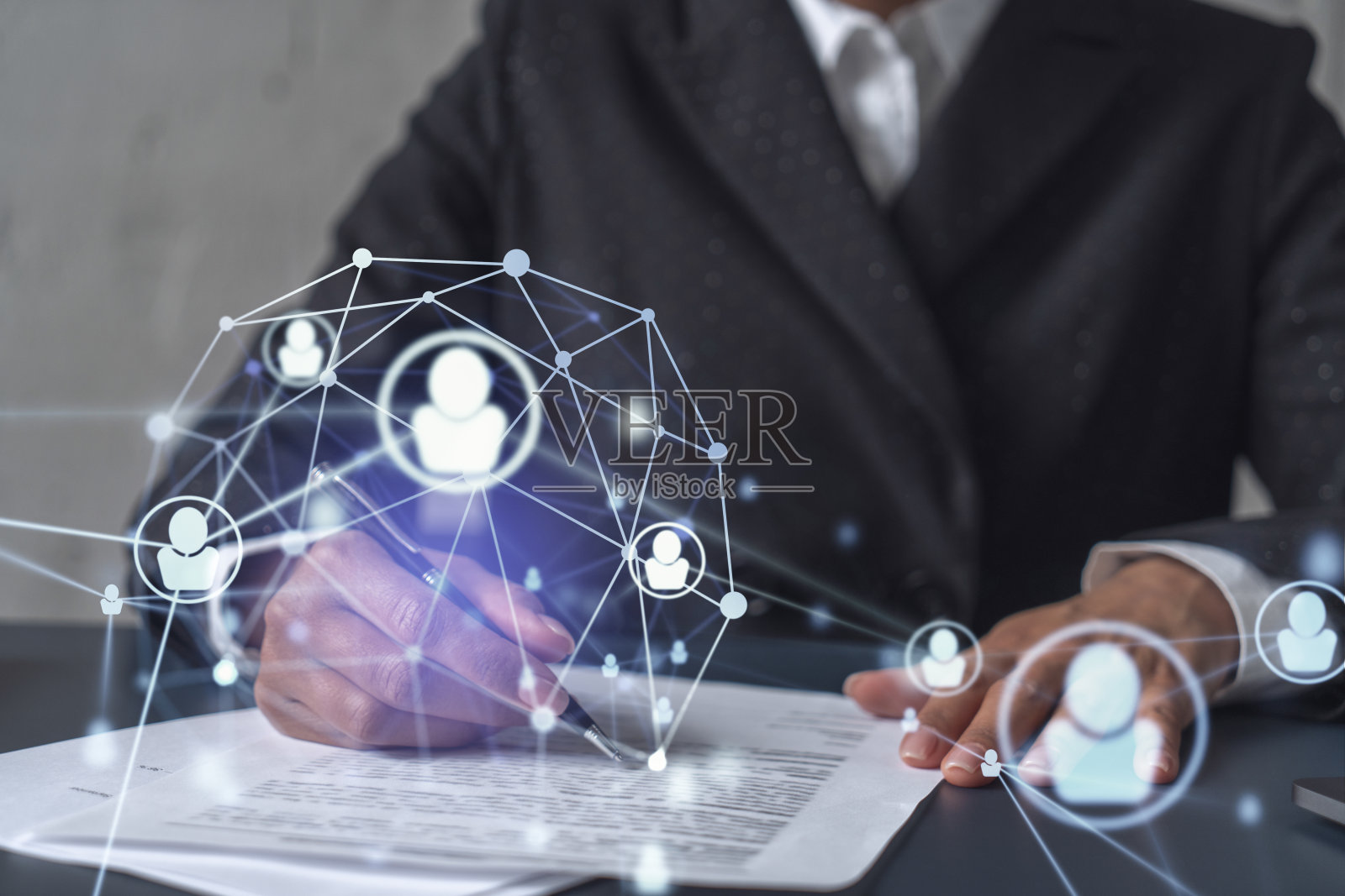 非洲裔美国女商人签署合同,以促进她的职业生涯和获得个人成长的新机会。招聘新的人才团队。社交媒体全息图标。商业女性理念照片摄影图片