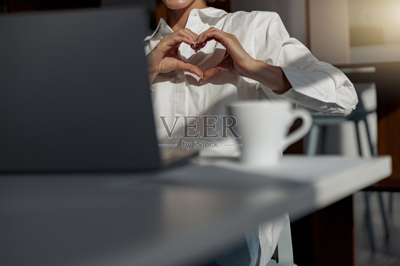 近距离的商人打电话给朋友和显示迹象爱坐在办公室照片摄影图片