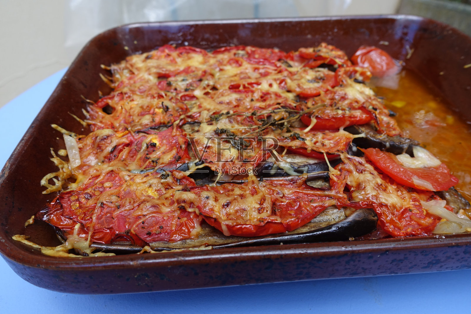 蔬菜田煮好后放入烤箱准备上桌的普罗旺斯法式料理照片摄影图片