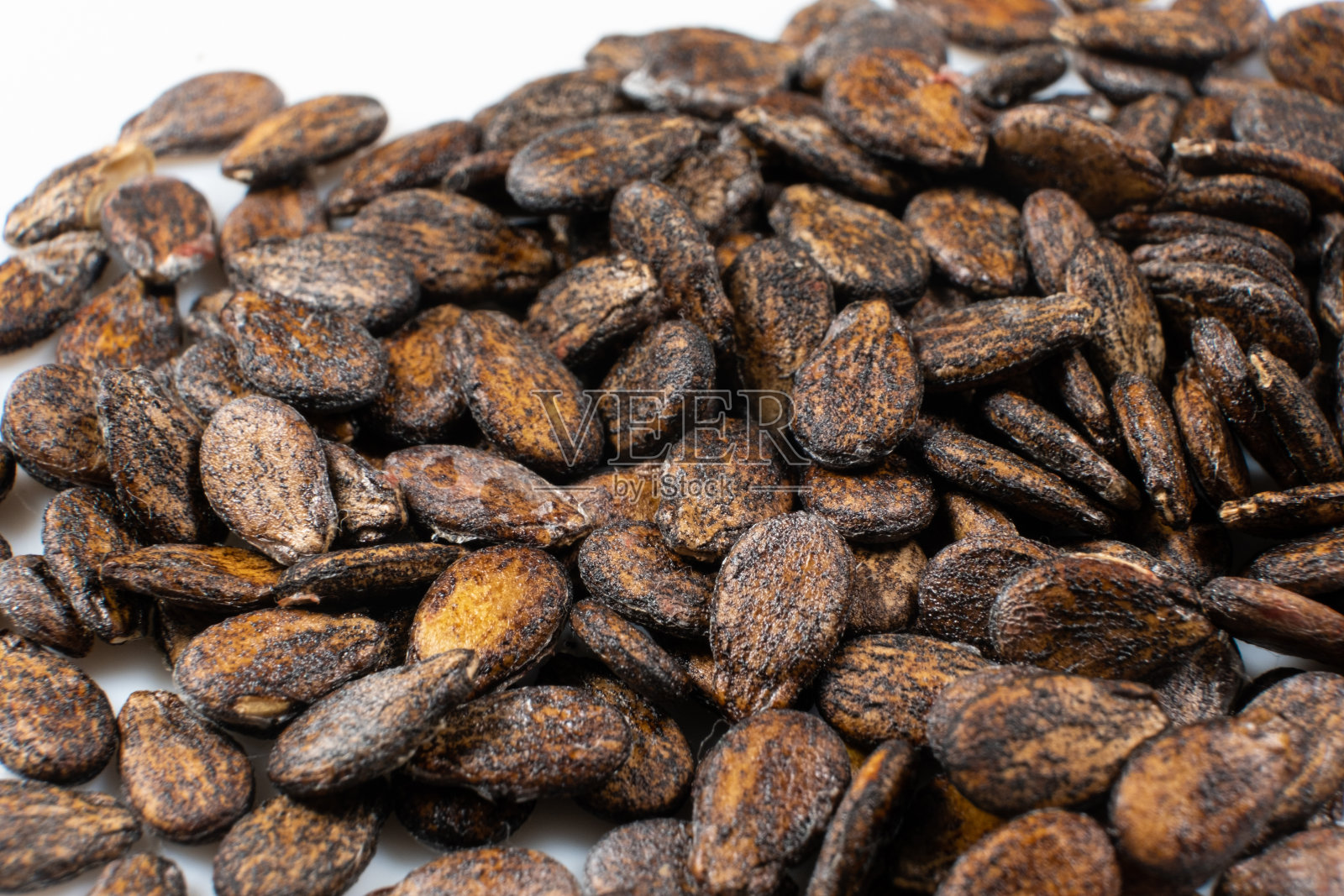 干西瓜种子在一个白色背景宏观俯视图。照片摄影图片