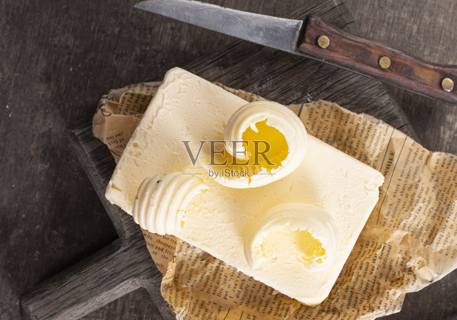 纸上的黄油,新鲜黄油和刀照片摄影图片