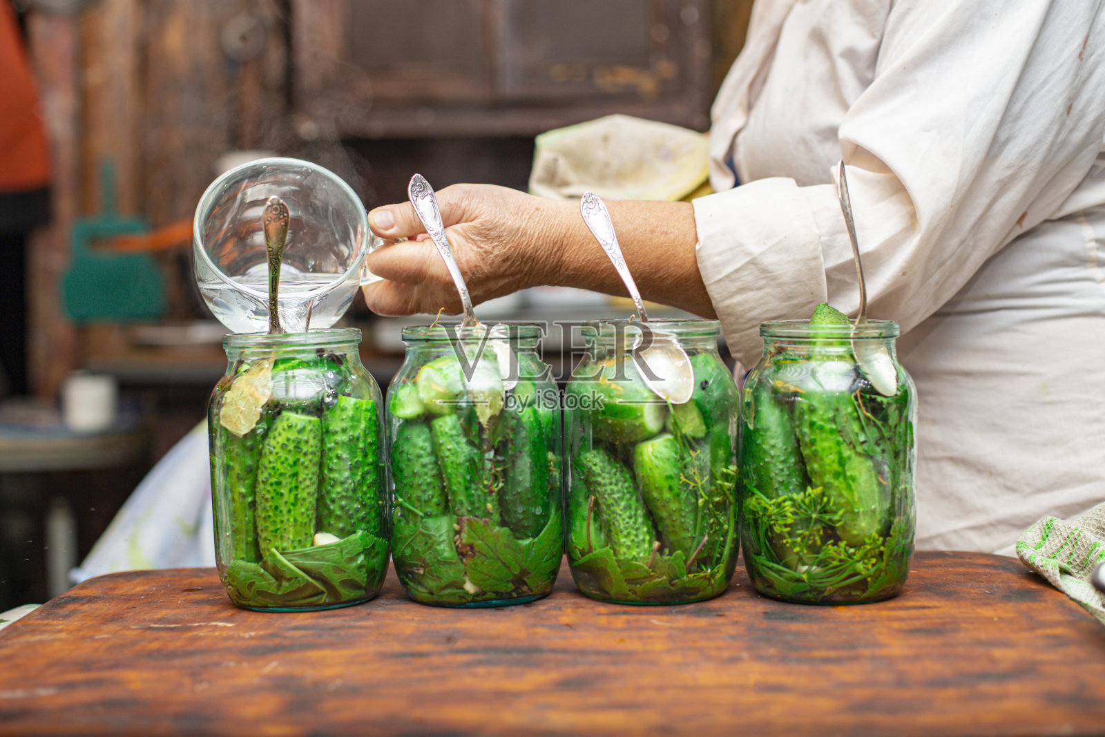外婆在准备泡菜以避免饥饿,背景模糊不清照片摄影图片