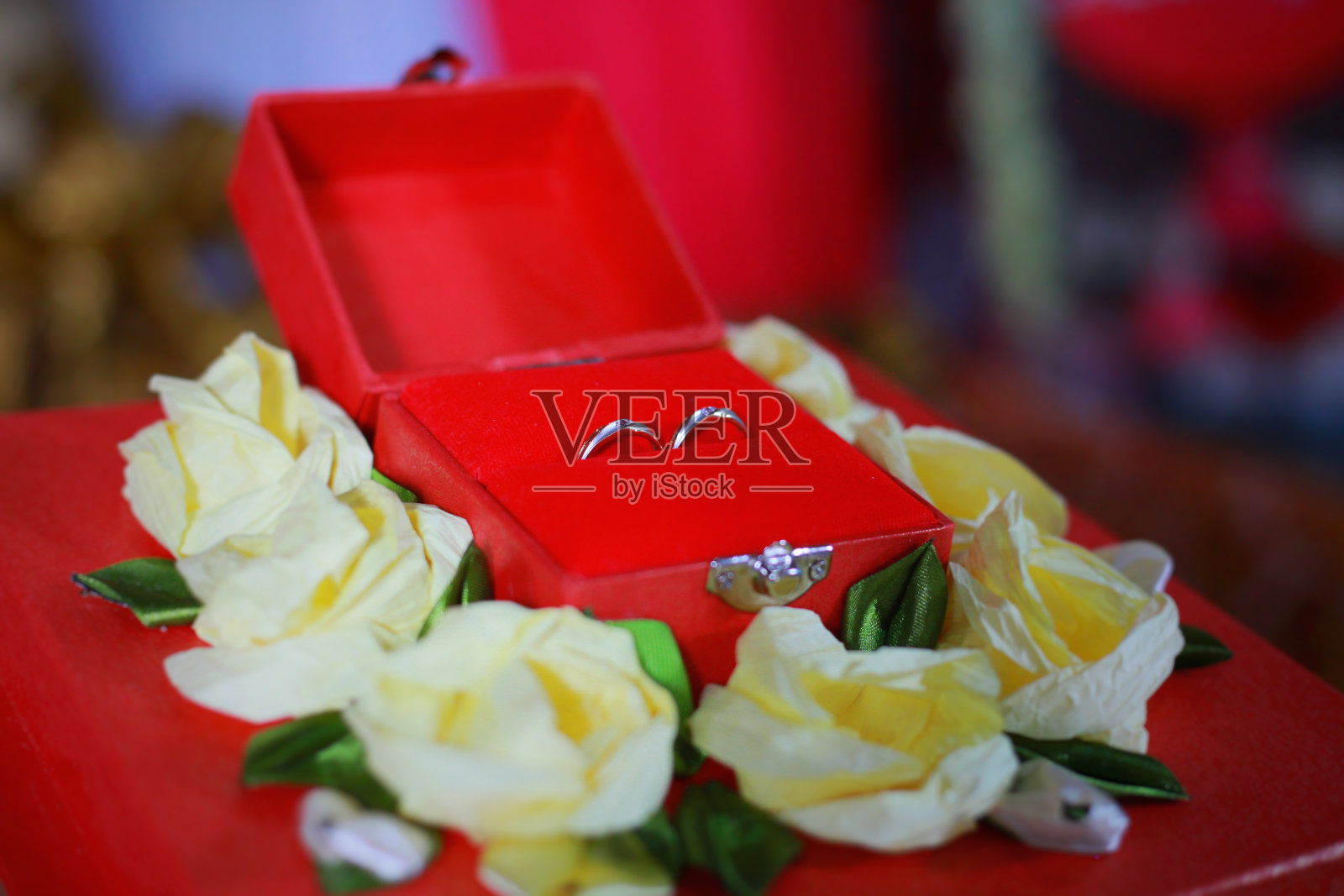 婚礼金戒指照片摄影图片