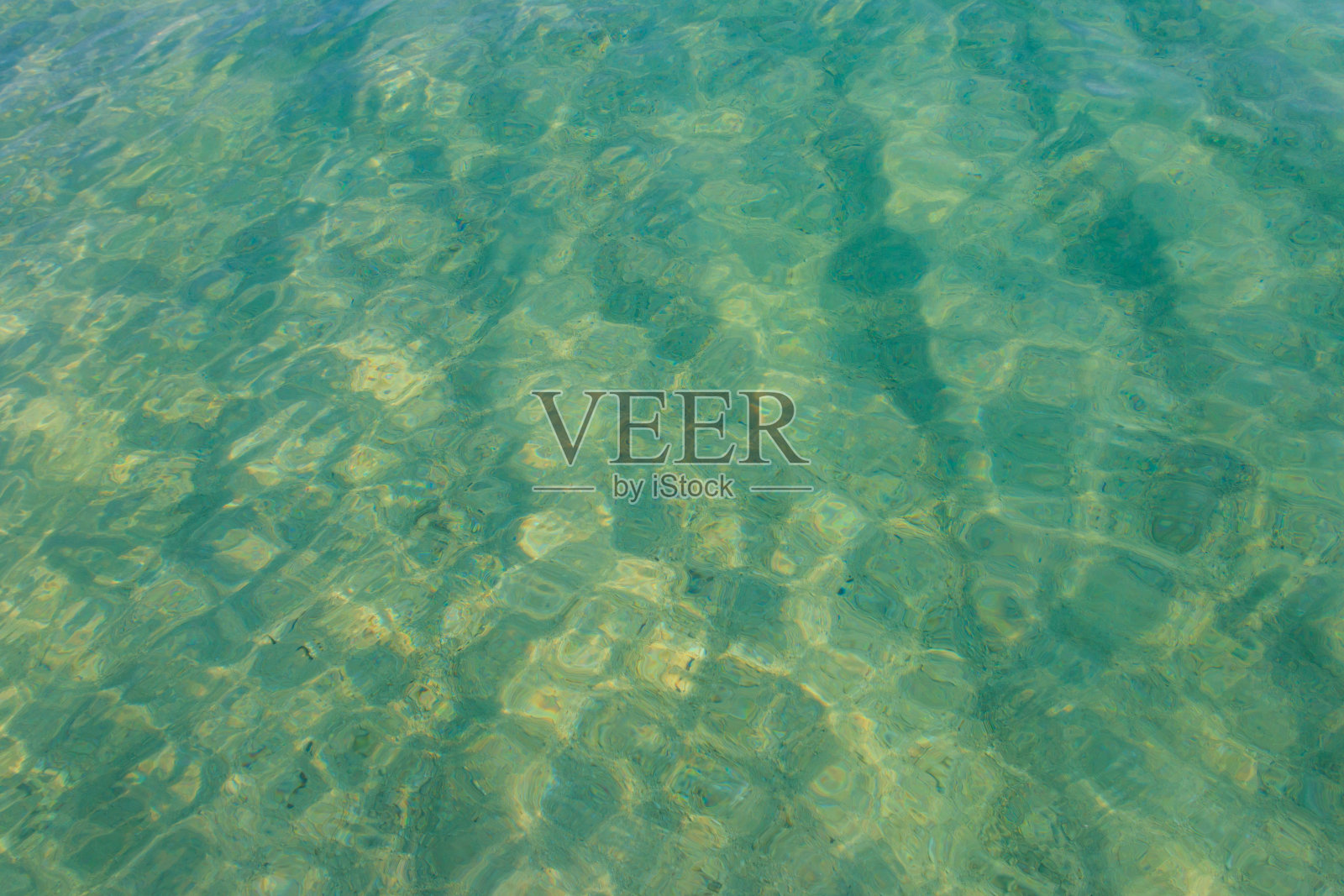 蓝色的水纹理背景。海洋或海洋的表面照片摄影图片