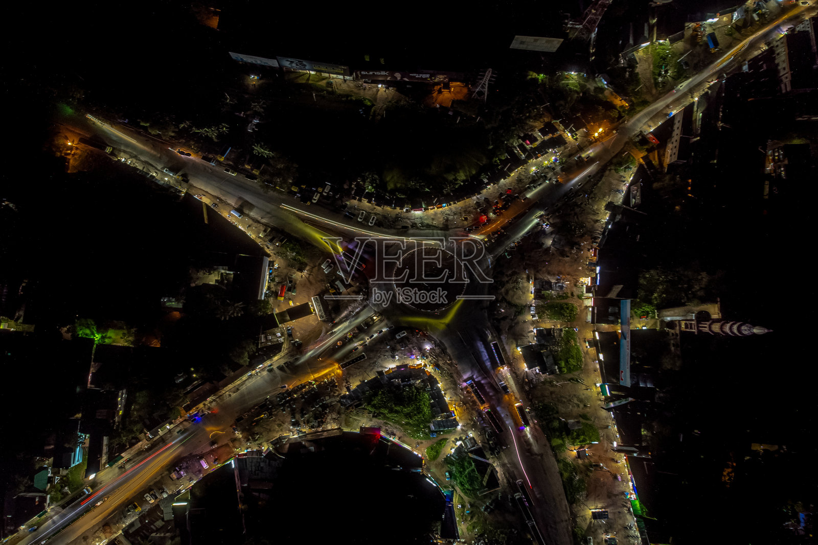 一个小市场的夜景照片摄影图片