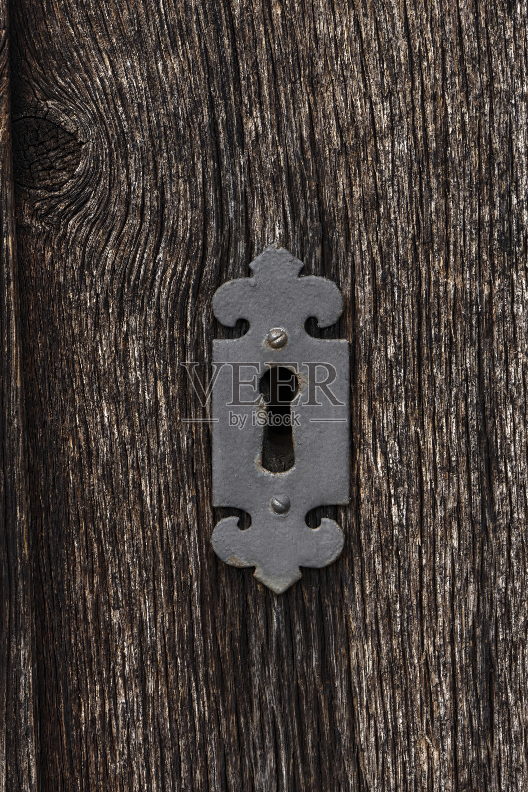 都铎时代的锁,挂在风化的橡木门上照片摄影图片