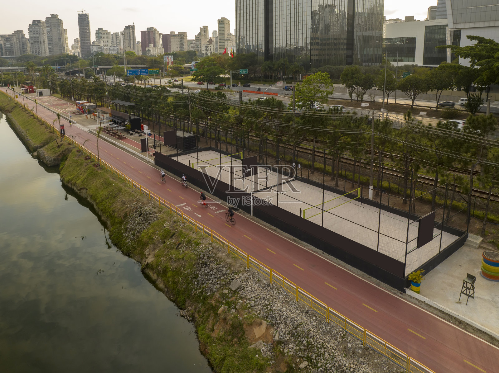 圣保罗皮涅罗斯高速公路上的无人机飞行照片摄影图片