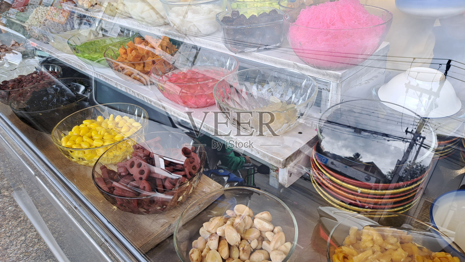 泰式甜品浇头大,冰甜,在泰国曼谷很受欢迎。照片摄影图片