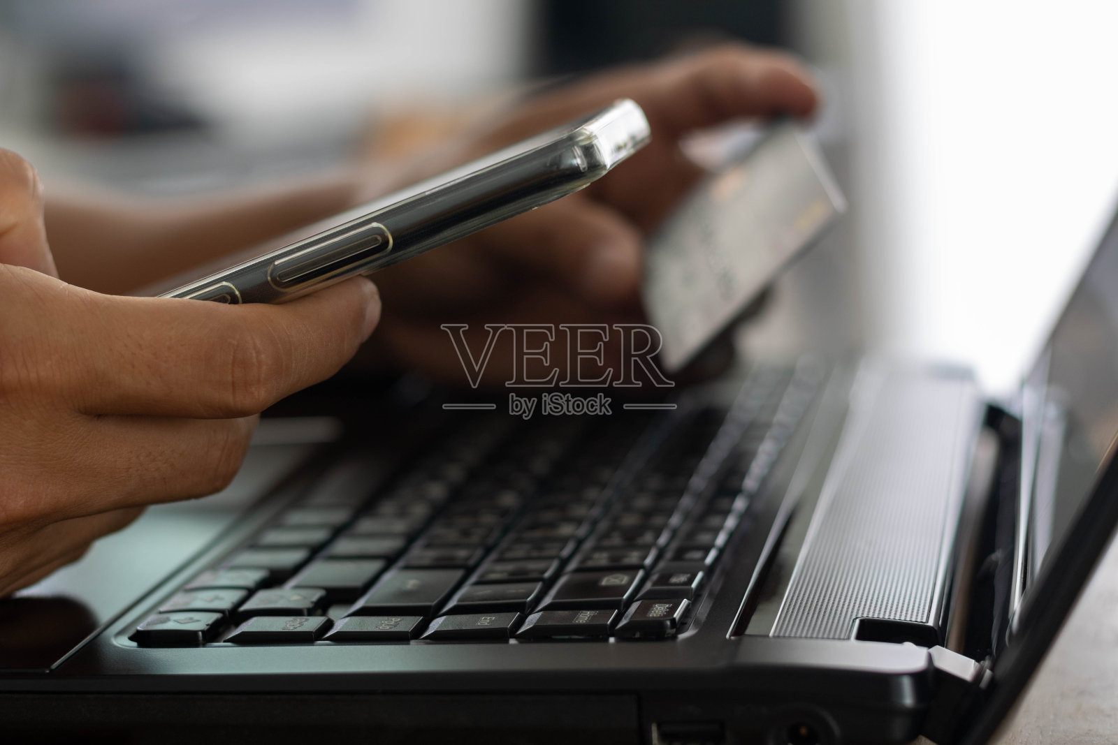 网上购物和网上产品购买概念。商人使用笔记本电脑注册通过信用卡进行网上购物,购物和邮寄,信用卡网上安全。网络安全的概念。照片摄影图片