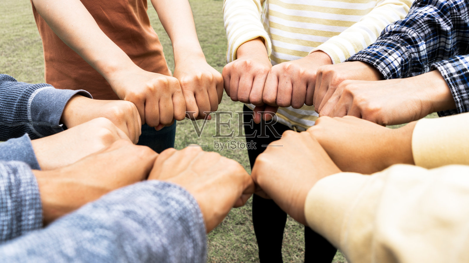 团队双手共情信任伙伴伙伴成长连接业务伙伴连接整合启动理念共情团队团队志愿者慈善信仰。手牵手业务服务照片摄影图片