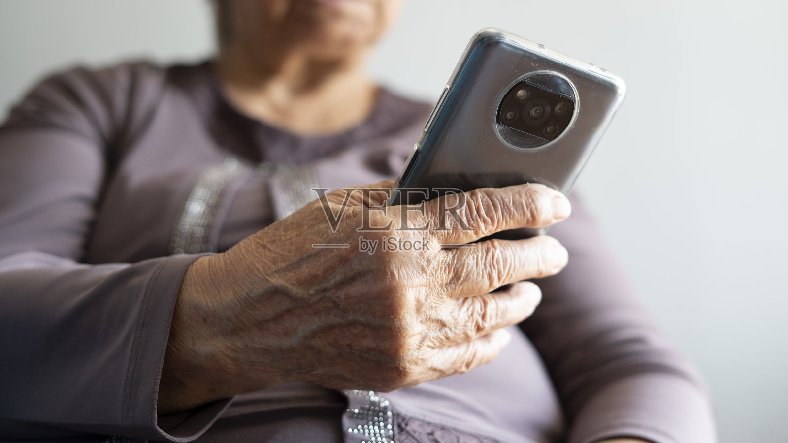 老妇人使用智能手机照片摄影图片