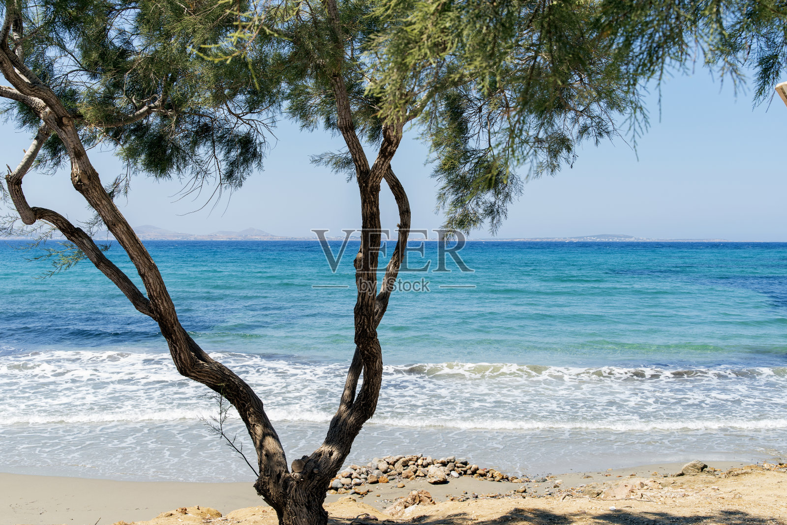 美丽的海滩,蓝色和透明的水。纳克索斯岛岛。基克拉迪群岛希腊。欧洲。水平的形象。照片摄影图片