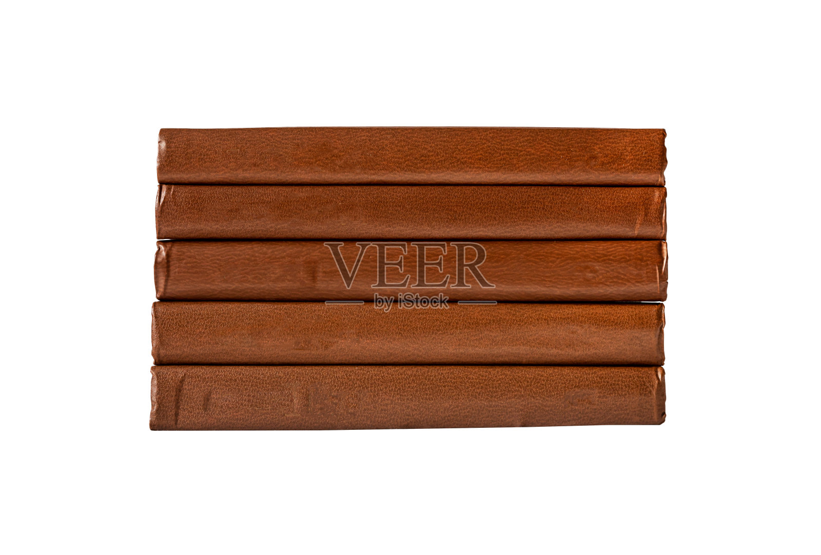 白底孤立的棕色封皮书籍堆叠在一起。经典文学、小说卷。阅读,教育理念。照片摄影图片