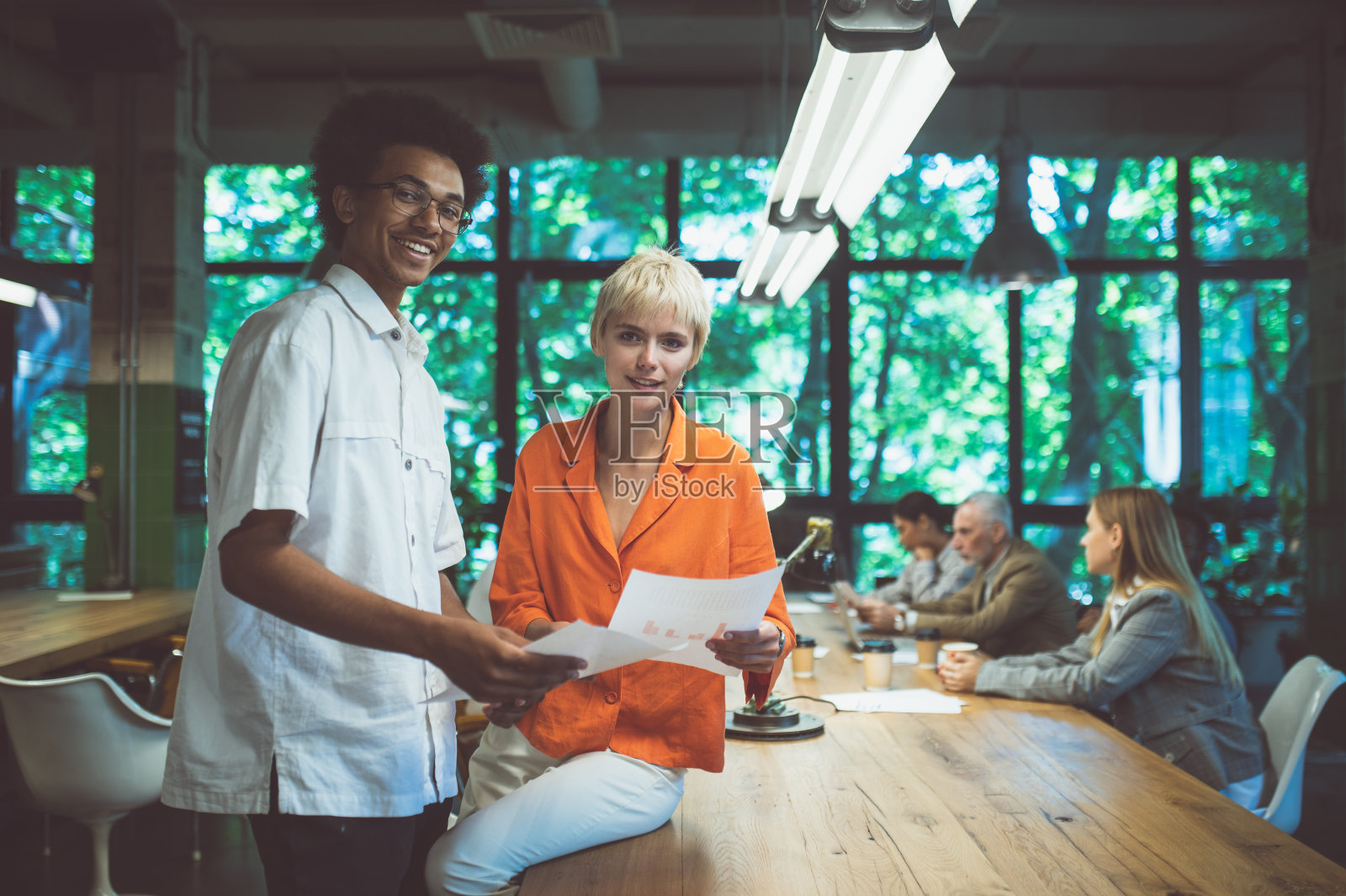 人们在创业公司工作的电影画面。照片摄影图片