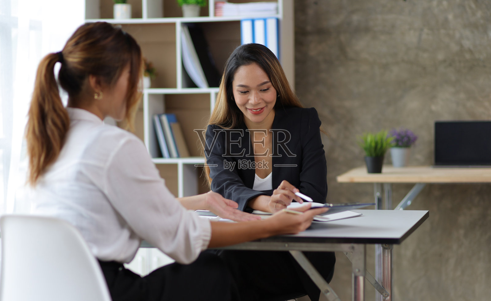 女经理在办公室讨论和面试新员工的求职者。女商人和同事们一起讨论和讨论商业项目的工作。照片摄影图片