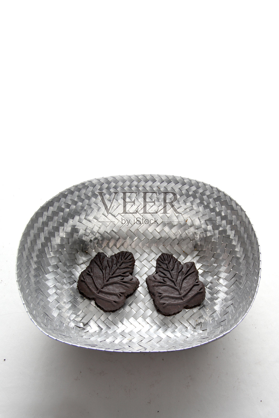 美味的巧克力饼干,里面是用加拿大蜂蜜或枫糖浆制成的香草奶油,这是加拿大传统的甜食,放在白色的背景上的灰色桶里照片摄影图片