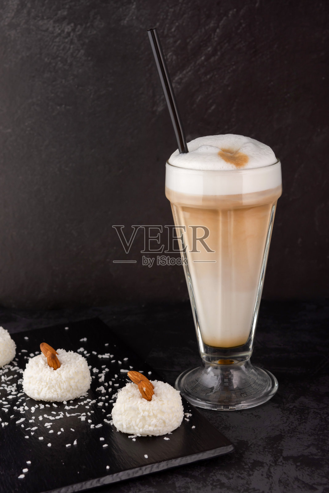 咖啡师在咖啡馆用糖浆和奶油泡咖啡的特写照片摄影图片