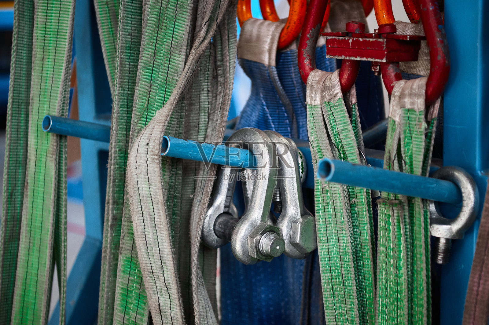 吊索设备挂在仓库的架子上照片摄影图片