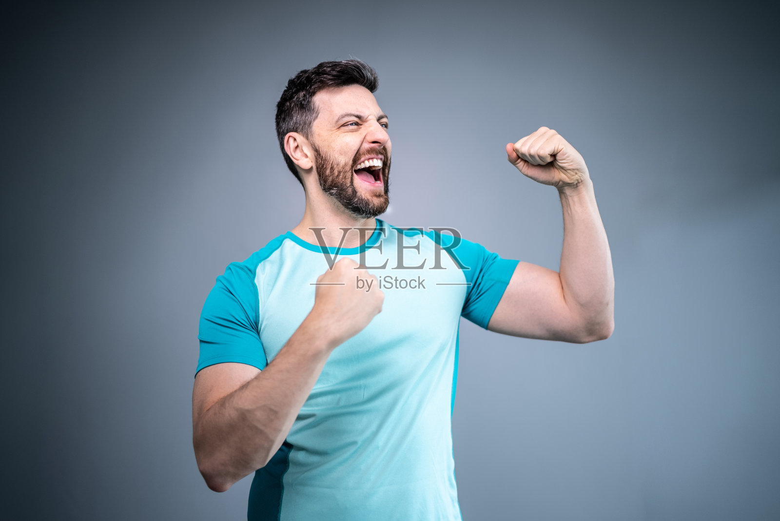 男运动员/粉丝穿着蓝色制服庆祝照片摄影图片