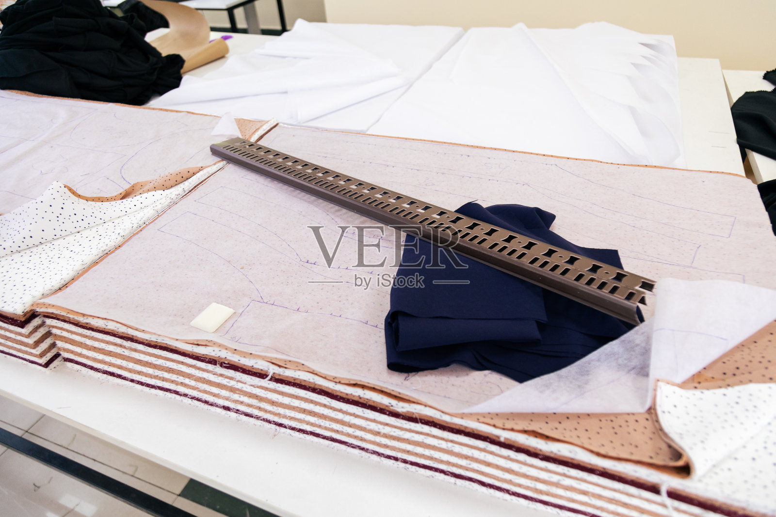 裁缝缝制衣服图案的特写照片摄影图片