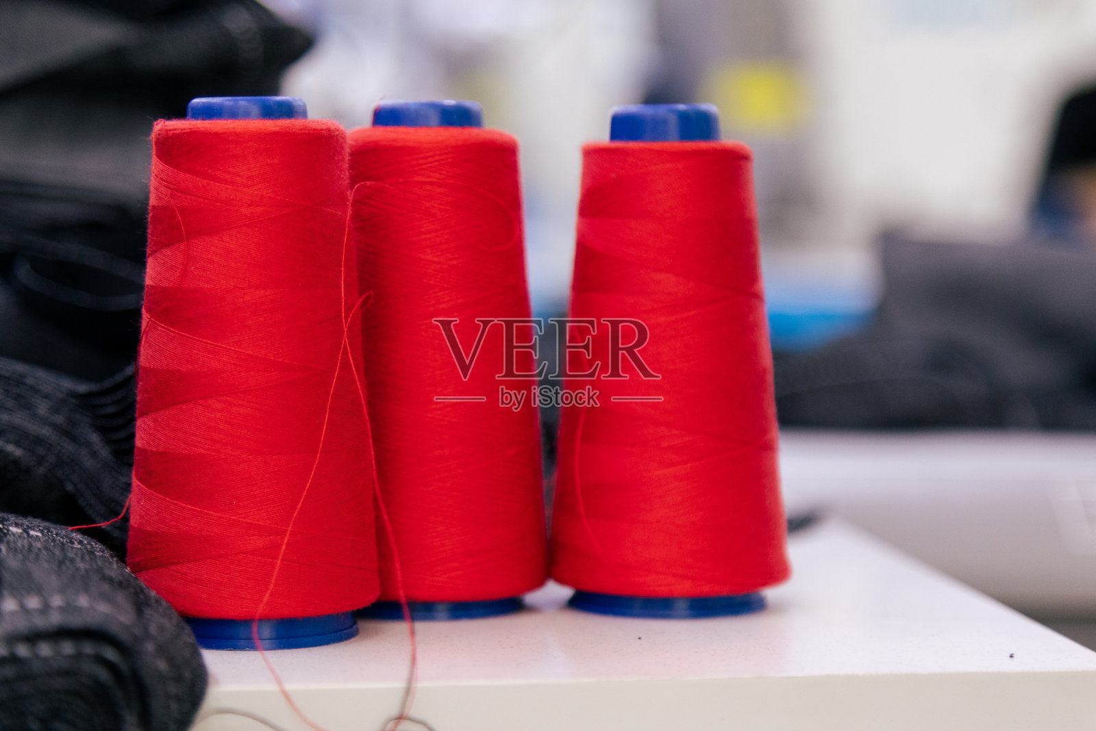 红色线轴的缝纫线照片摄影图片