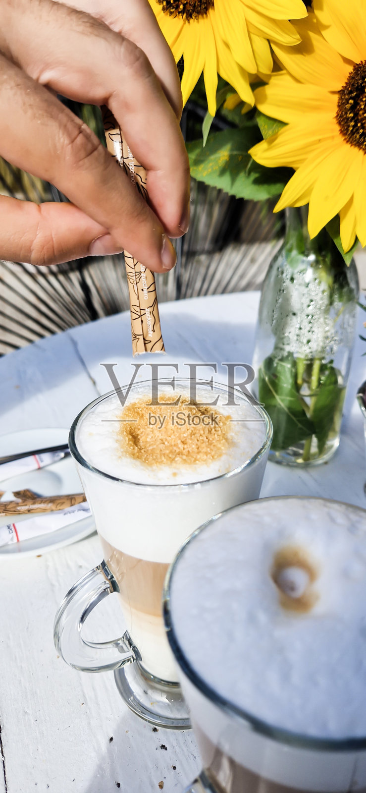 带有瓦楞的早晨拿铁照片摄影图片